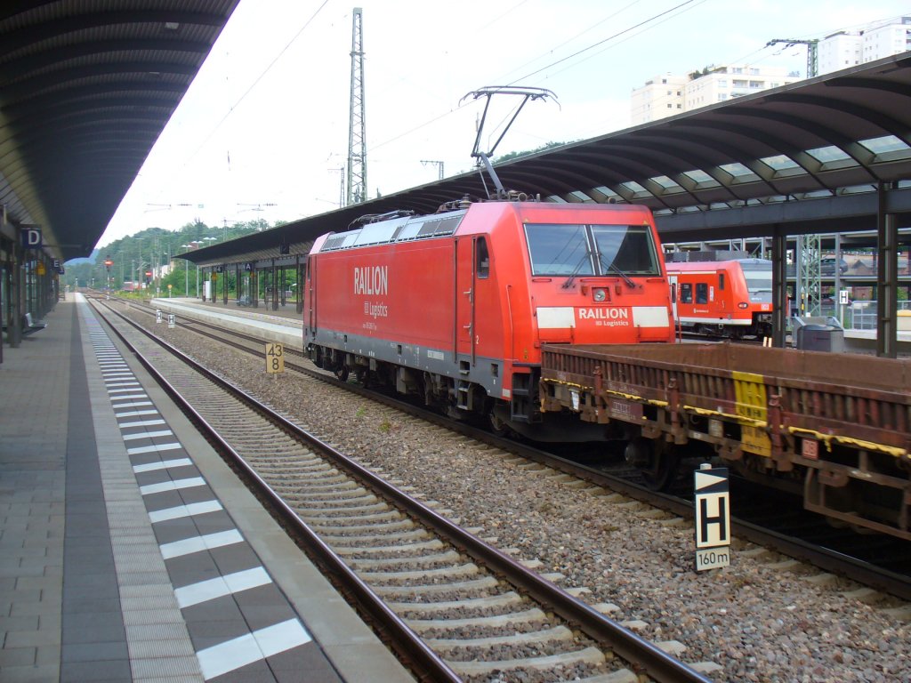 185 260-7 zieht am 03.06.2011 einen gemischten Gterzug durch Kaiserslautern Hbf