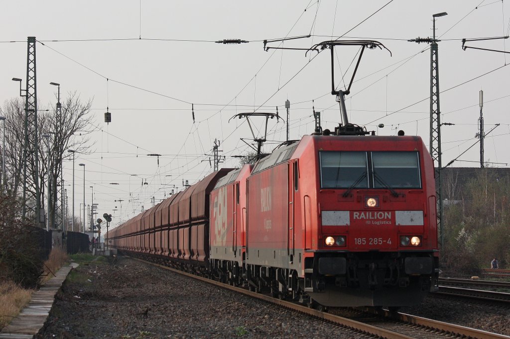 185 285+185 399 zogen am 24.3.12 gemeinsam einen Kohlezug durch Neuss-Nievenheim.