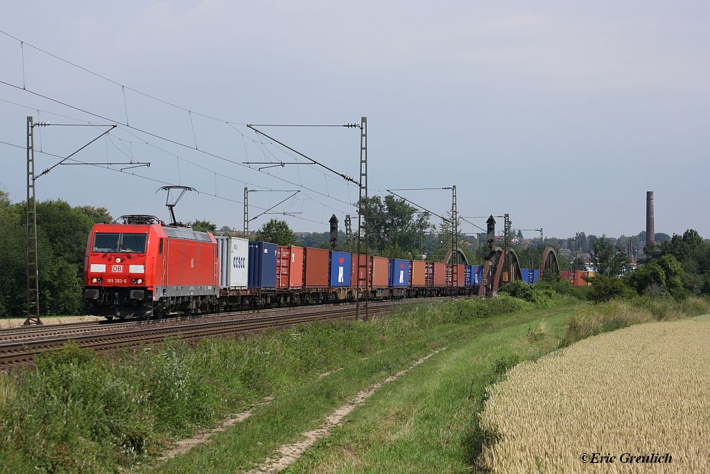 185 293 mit einem Containerzug am 11.07.2011 bei Elze.