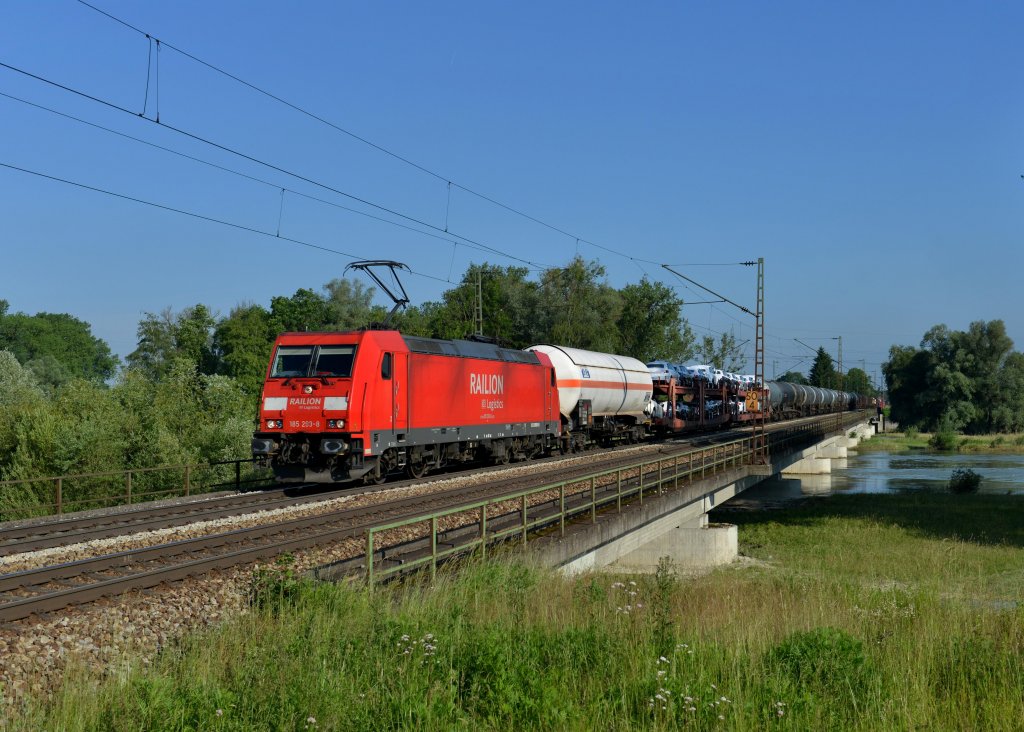 185 293 mit einem Gterzug am 15.06.2013 auf der Isarbrcke bei Plattling.