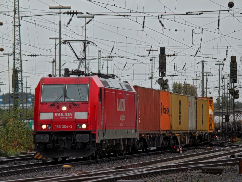 185 304-3 zieht am 18.10.2011 bei leichten Nieselregen einen Containerzug aus Aachen West.