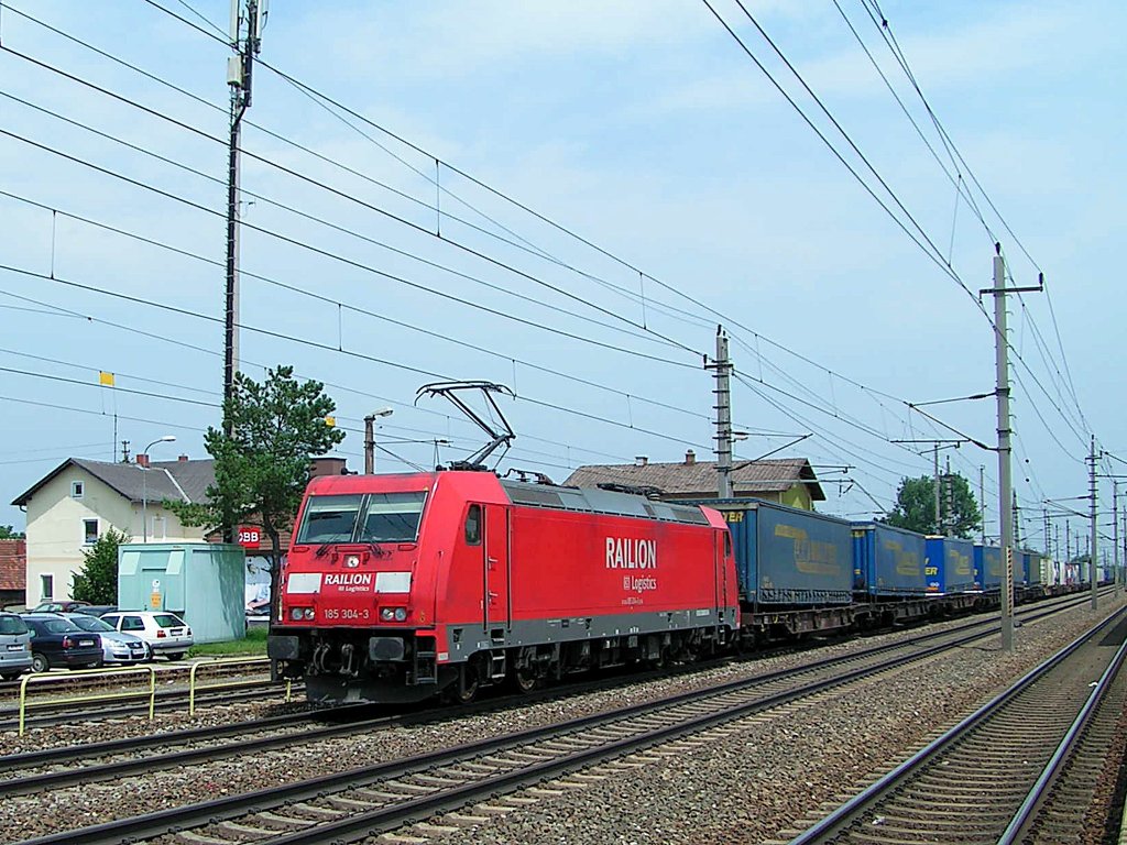 185 304-3(RAILION) zieht einen Tragwagenzug beladen mit 40'Wechselpritschen bei Marchtrenk Richtung Wels;110713