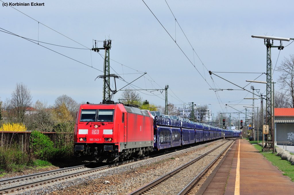 185 343-1 mit einem Autotransportzug Richtung Nrnberg bei der Durchfahrt in Regensburg-Prfening, 10.04.2012