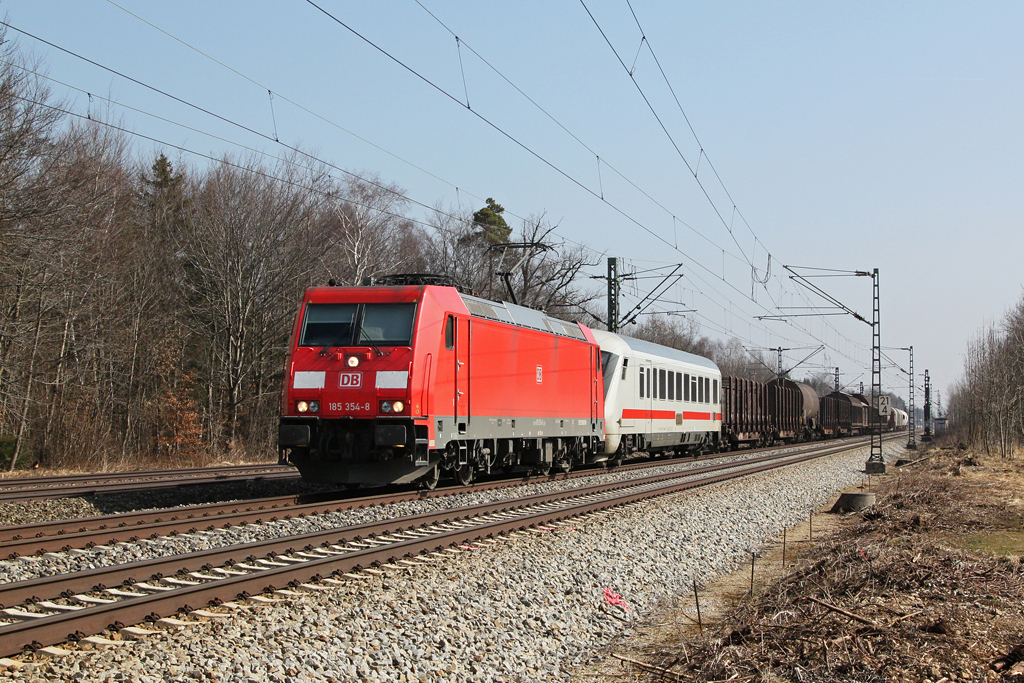 185 354 mit einem Gterzug inklusive IC Steuerwagen am 14.03.2012 in Haar.