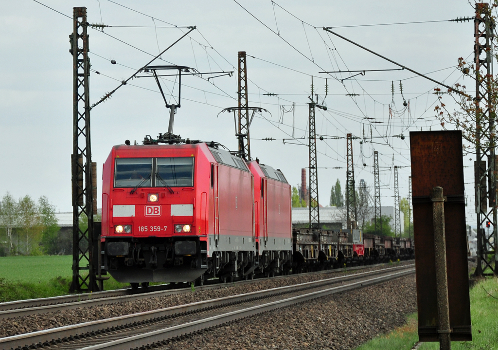 185 359-7 Doppeltraktion mit Stahlrollen auf Flachwagen zwischen Bonn und Brhl - 15.04.2011