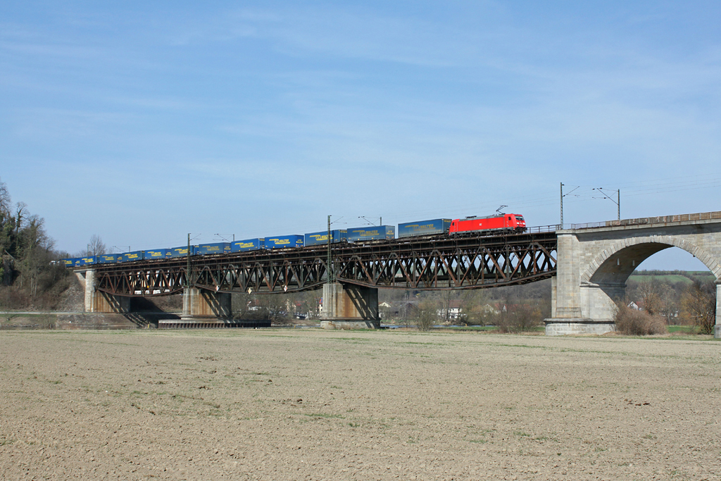 185 361 mit einem KLV Zug am 28.03.2012 bei Regensburg-Prfening.