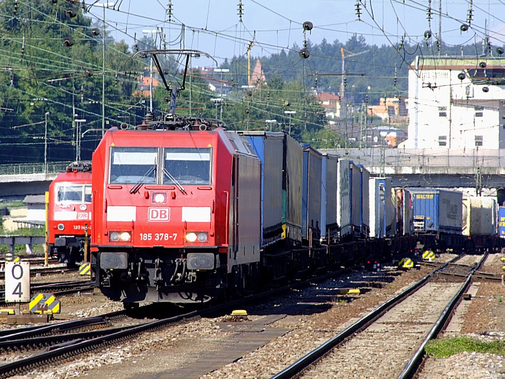 185 378-7 zieht bei Passau einen Containertragwagenzug Richtung sterreich, im Hintergrund 120 148-2;110716