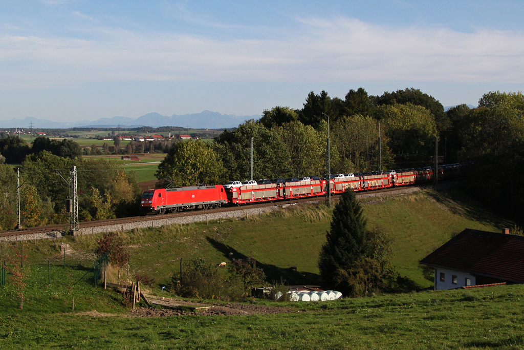 185 390 mit einem Autozug am 06.10.2012 in Aling.