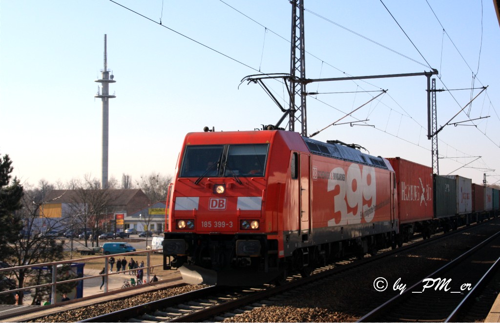 185 399-3 mit ihrer Beklebung und einem Containerzug durchrollte gegen 14.00 Uhr den Bhf Nauen 3.3.2011