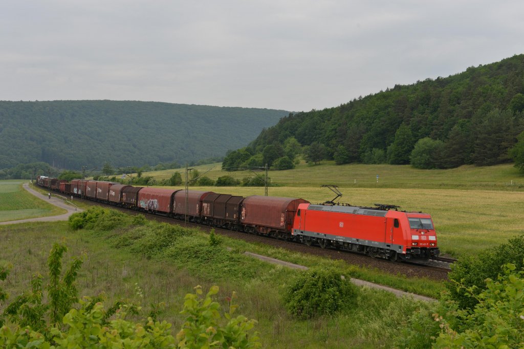 185 401 mit einem Gterzug am 02.06.2012 unterwegs bei Harrbach.