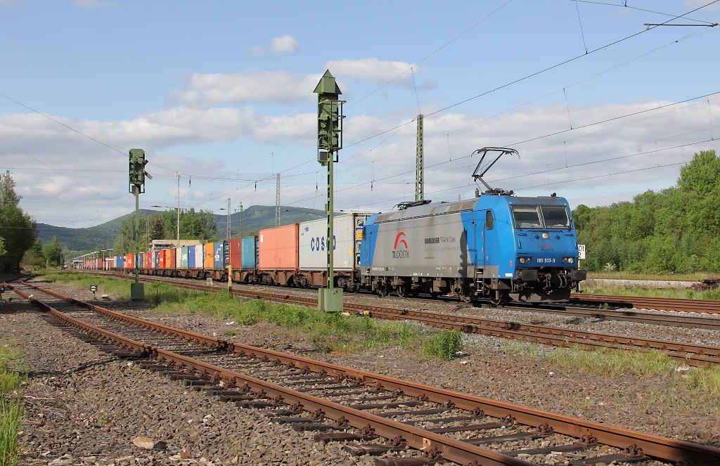 185 513-9 mit Containerzug in Fahrtrichtung Sden. Aufgenommen am 13.05.2012 in Eschwege West.