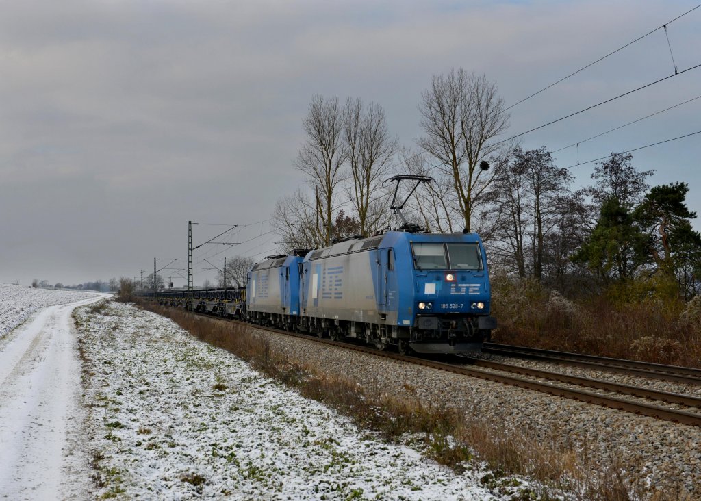 185 528 + 185 529 mit einem Gterzug am 08.12.2012 unterwegs bei Langenisarhofen.