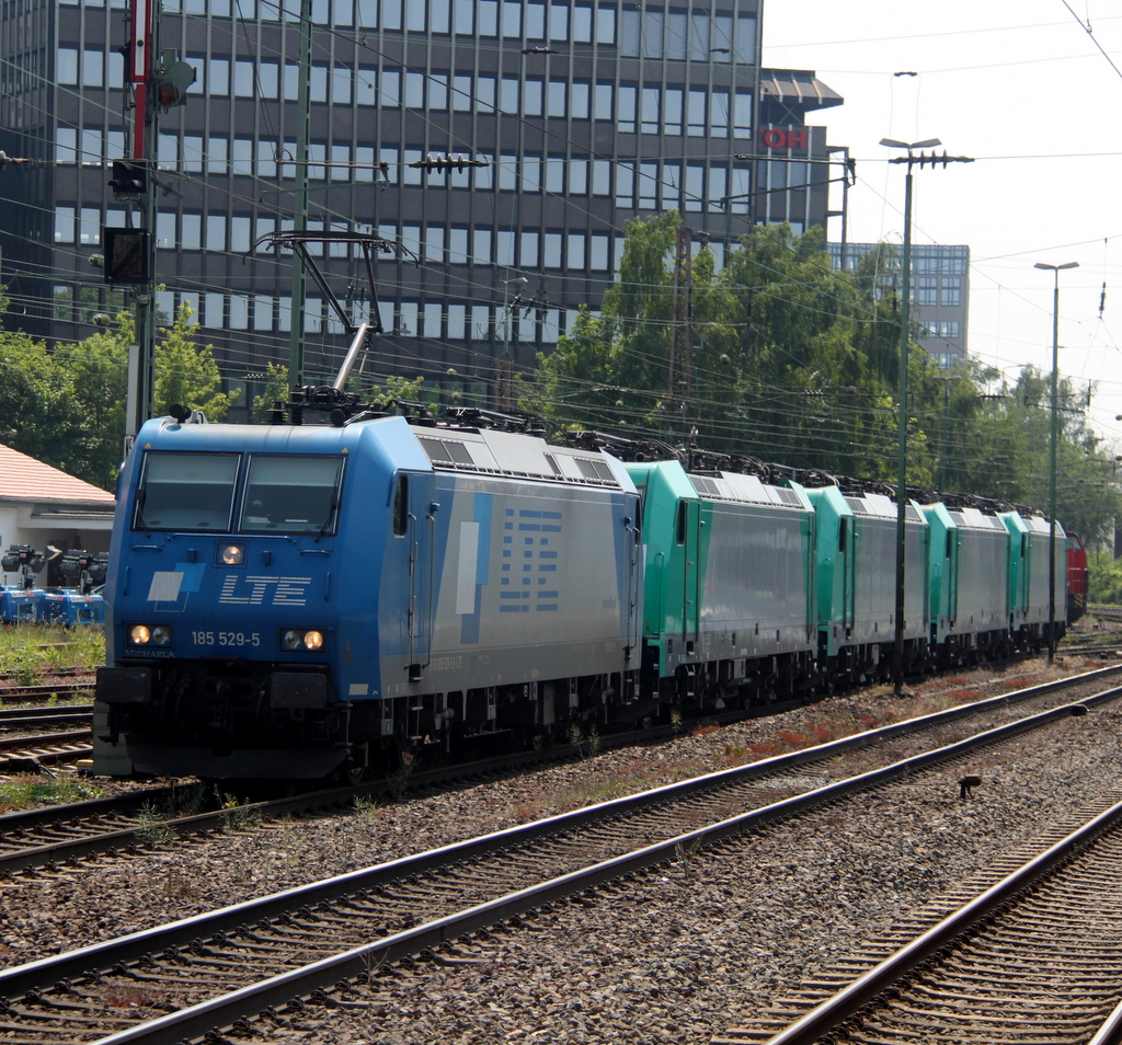 185 529-5 mit 4xCobra 186er als berfhrung von Kln Gremberg nach Belgien bei der Durchfahrt in Dsseldorf Rath.08.06.2013