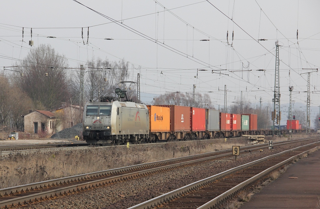 185 537 mit Containerzug in Fahrtrichtung Sden. Aufgenommen am 07.03.2012 in Eichenberg.