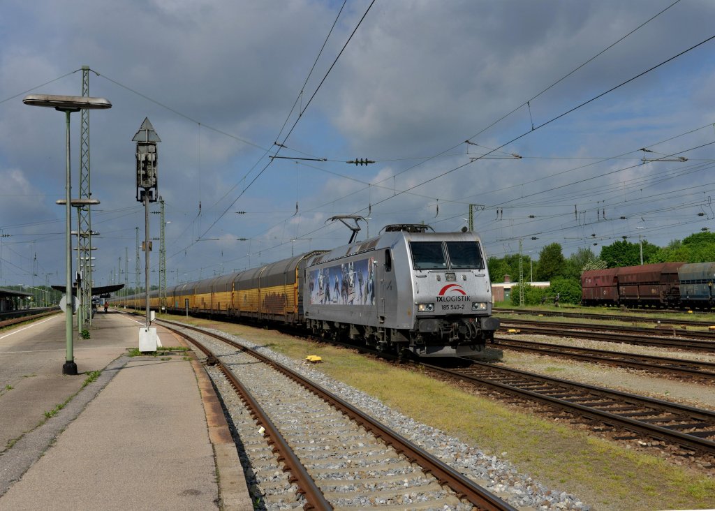 185 540 mit einem ARS-Altmann am 18.05.2013 in Landshut Hbf.