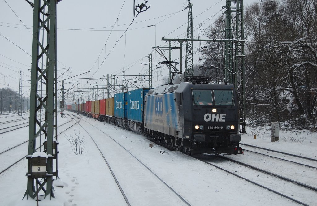 185 546-9 (OHE) mit einem Containerzug am 29.12.2010 durch HH-Harburg