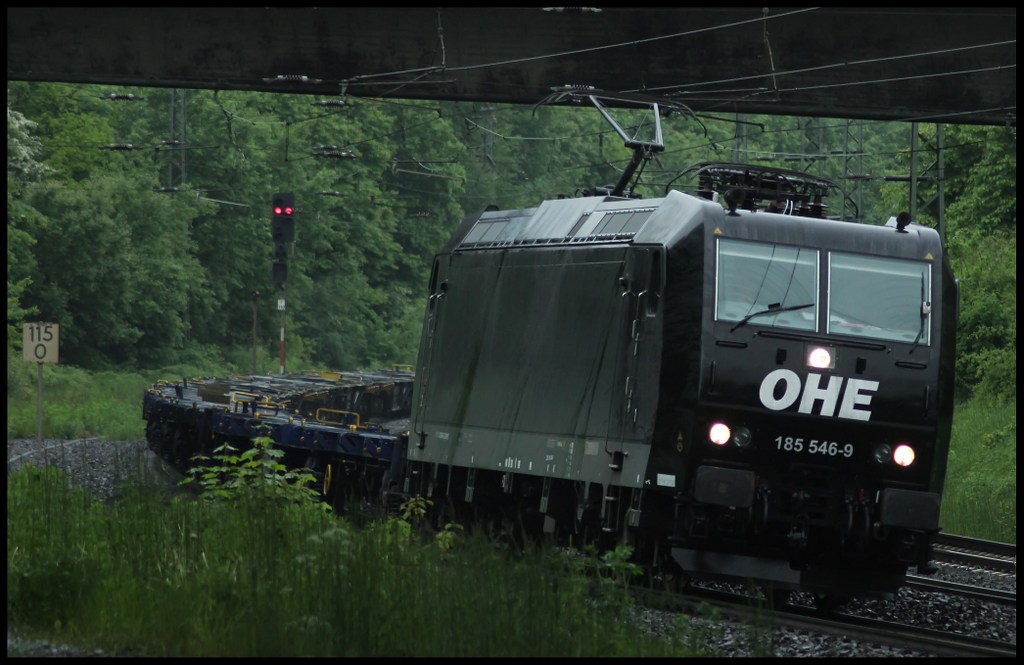 185 546 von OHE mit leerem Containerzug am 01.06.13 in Gtzenhof