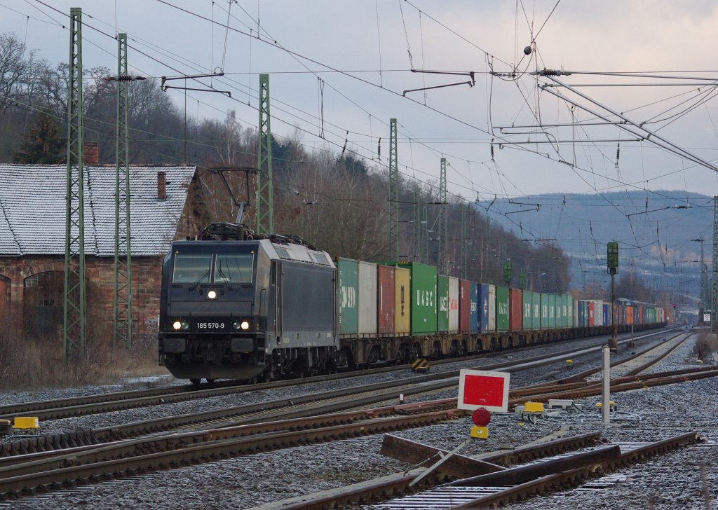 185 570-9 bringt ihren Containerzug am Morgen des 05.03.2010 gen Sden. Aufgenommen in Eschwege West.
