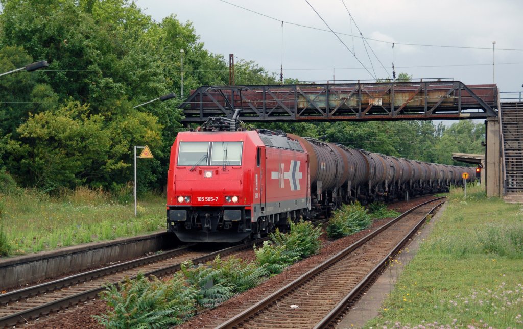 185 585 der HGK durchfuhr mit einem Kesselwagenzug am 02.07.11 Schkopau Richtung Grokorbetha.