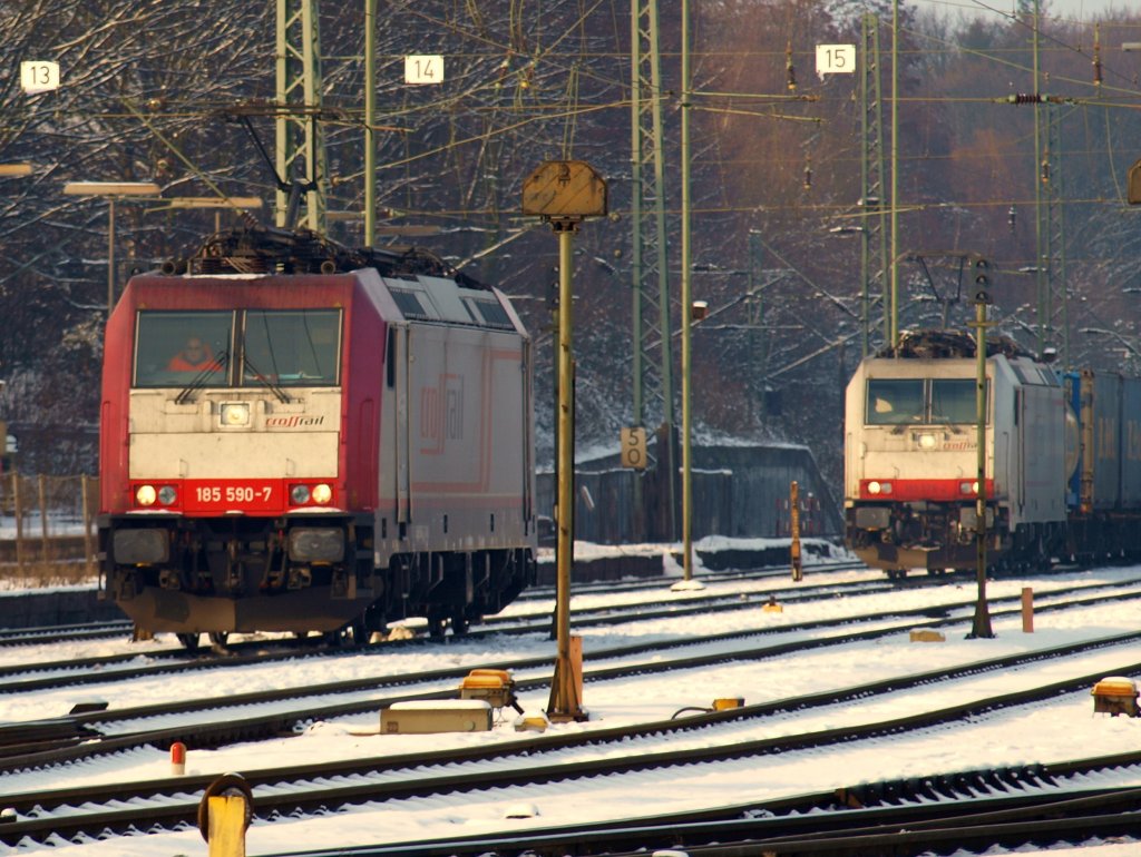 185 590-7 wurde gerade von ihrer Schwesterlok 185 578-2 (Christine) abgekoppelt und rangiert nun 2 Gleise weiter an einen Gterzug. Kurze Zeit spter fahren beide Zge Richtung Kln.