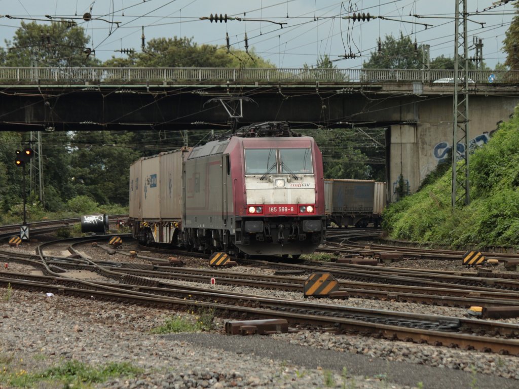 185 599-8 von Crossrail zieht am 12.08.2011 einen Containerzug unter der Brcke Turmstrasse nach Aachen West rein.