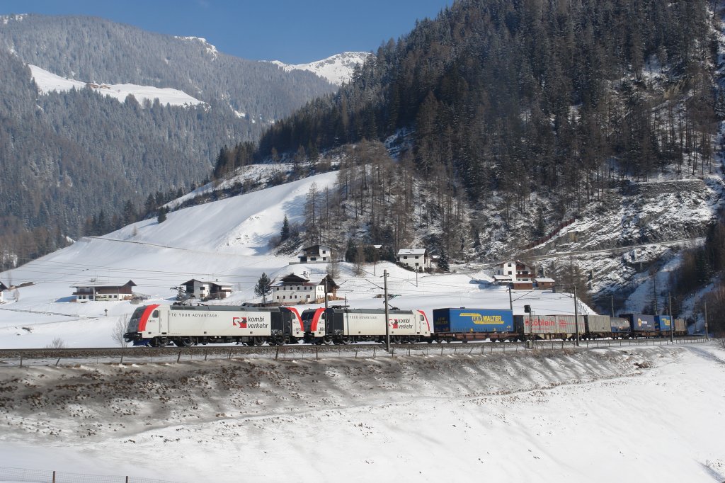 185 664 + 185 665 mit einem Containerzug nach Verona am 13.02.2010 unterwegs bei St. Jodok am Brenner.