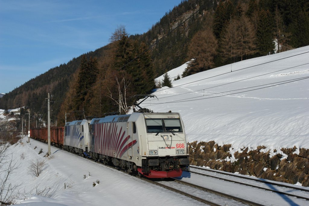 185 666 + 185 662 mit einem Schrottzug am 28.12.2011 unterwegs bei Wolf am Brenner.