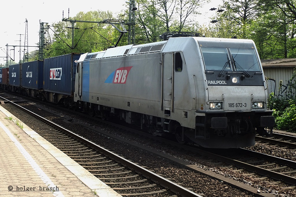 185 672 der evb  mit containerzug beim bhf harbug am 06.05.13