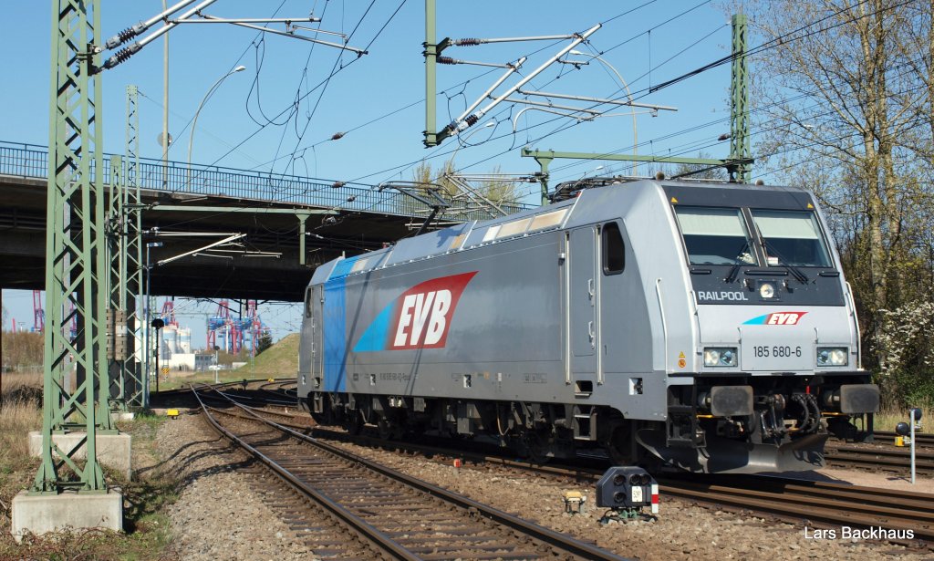 185 680-6 der EVB rollt am 17.04.10 als Lz aus dem Rbf Alte-Sderelbe, um sich vor einen Containerzug zusetzen.