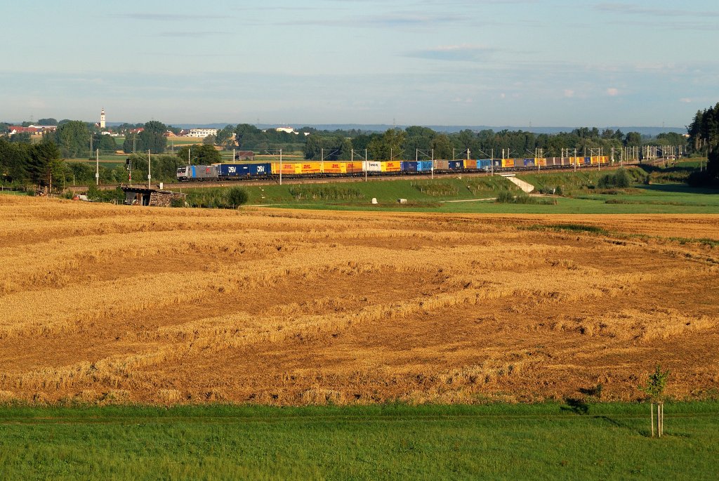 185 697 (TXLogistik) mit KLV-Zug bei Hochdorf (01.08.2010)