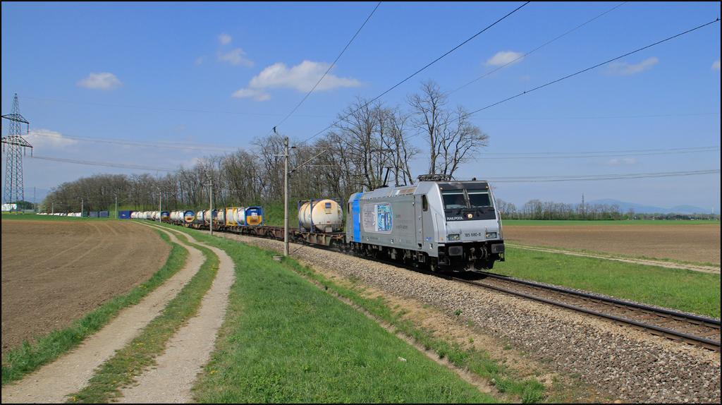 185.680 brachte am 28.04.13 den 41145 von Passau nach Sopron, hier zwischen Neufeld/Leitha und Mllendorf.