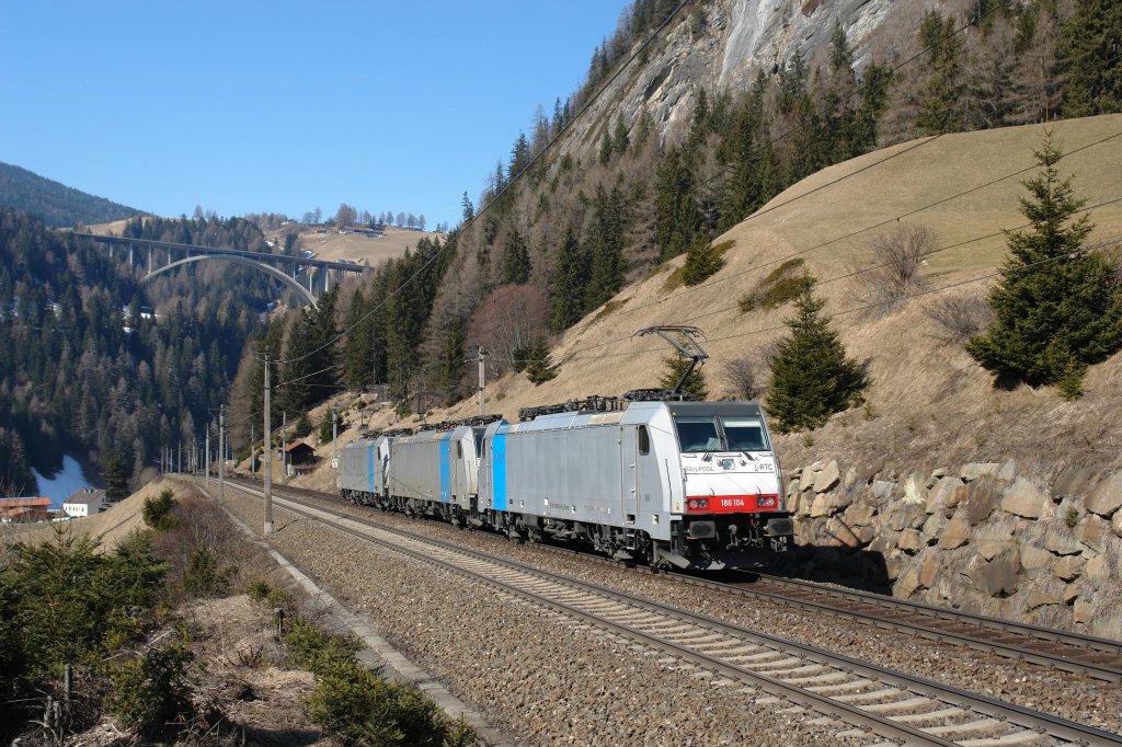 186 104 + 186 110 + 186 105 nach Kufstein am 08.03.2011 unterwegs bei St. Jodok am Brenner.