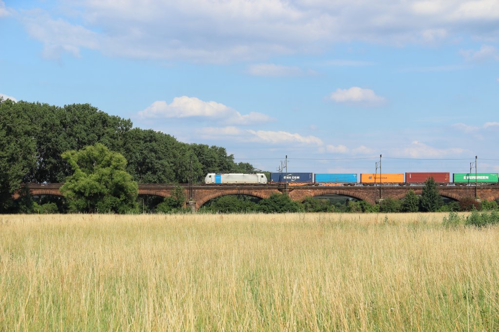 186 104 mit einem Containerzug in Hochheim (Main) am 03.07.2012