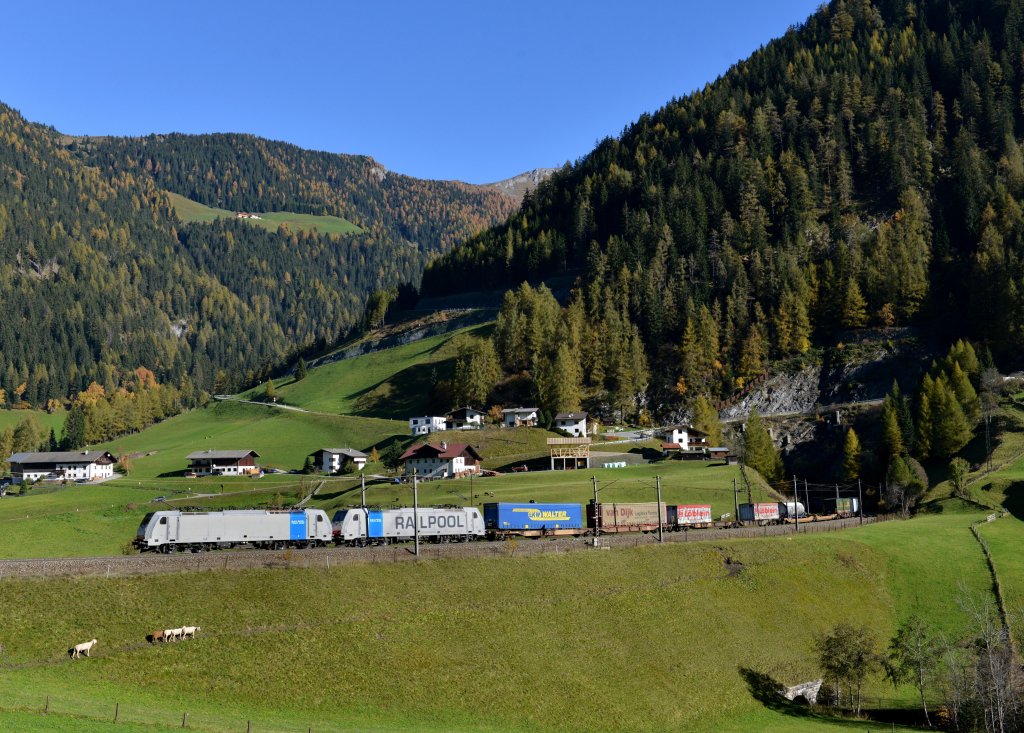 186 109 + 186 105 mit TEC 43125 am 23.10.2012 unterwegs bei St. Jodok am Brenner.