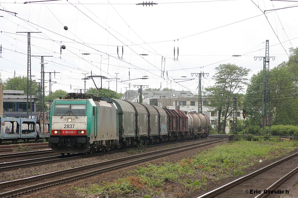 186 229 mit einem Stahlzug am 12.05.2012 in Kln West.