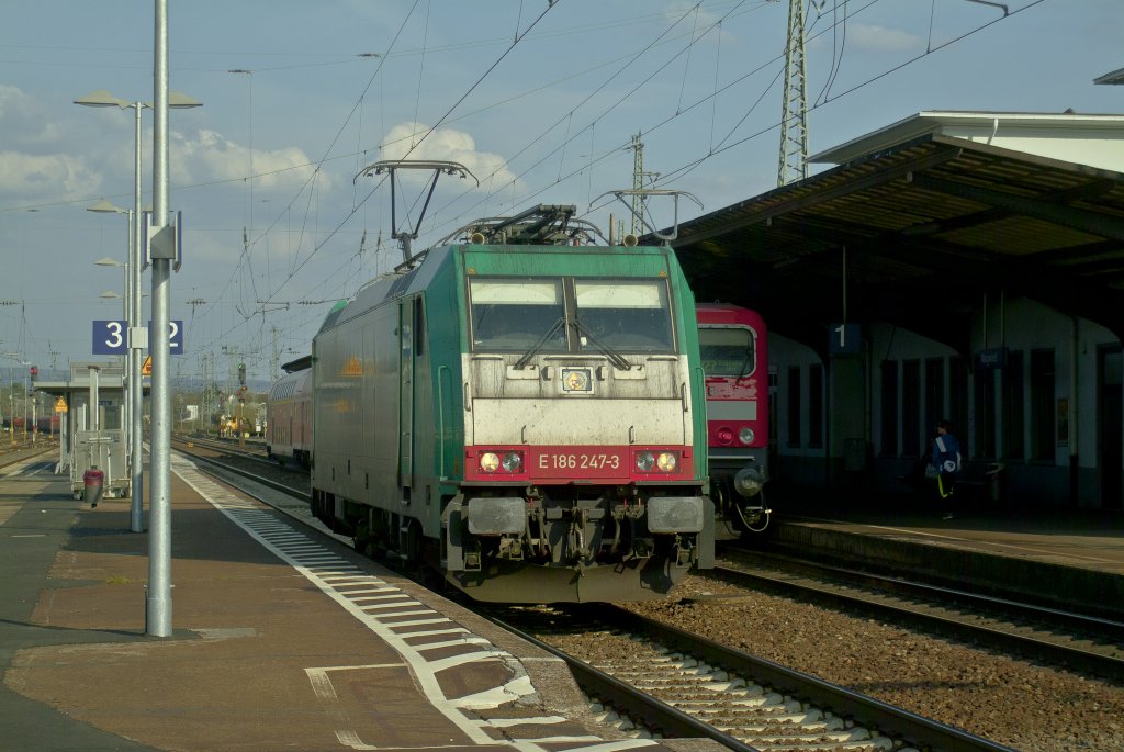 186 247 am 3.4.12 im Bahnhof von Neuwied.