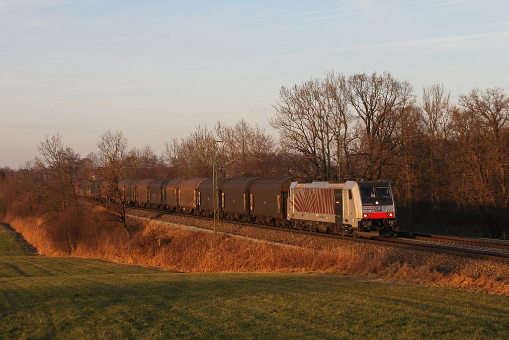 186 284 mit einem Stahlzug am 28.12.2011 bei Hilperting.