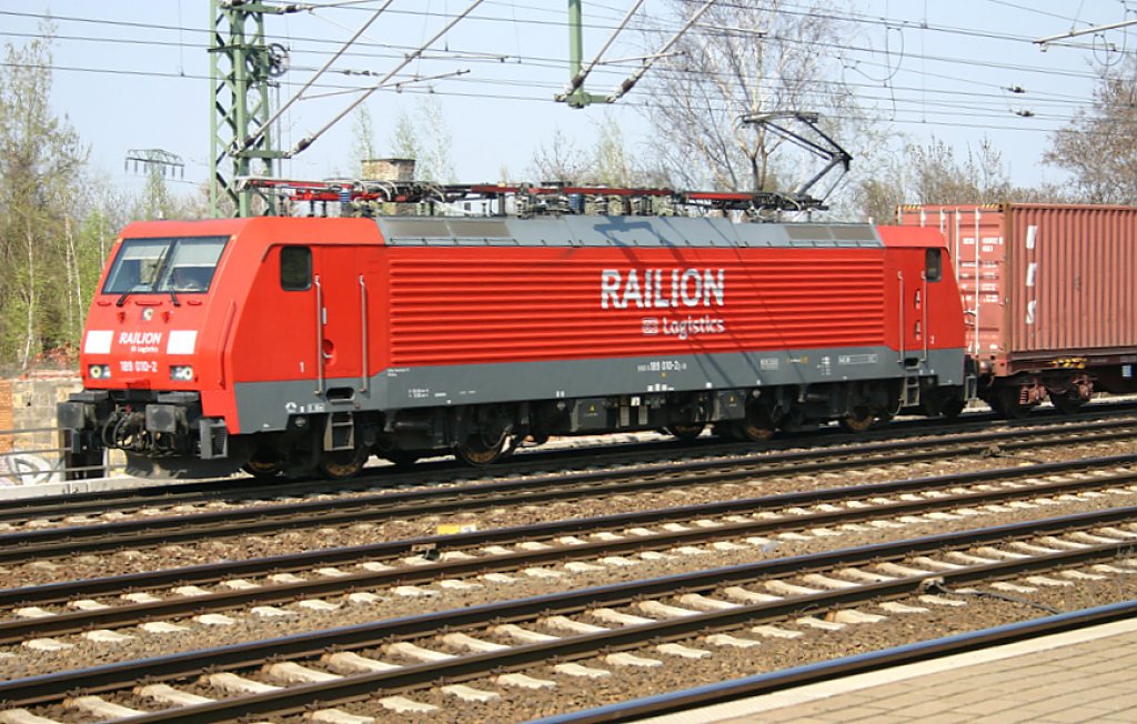 189 010-2 mit Containerzug in Dresden-Freiberger Strae; 19.04.2010