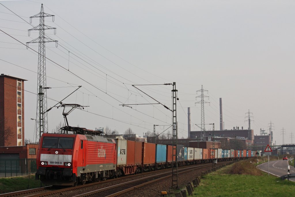 189 068 fuhr am 24.3.12 mit einem Containerzug durch Dormagen-Bayerwerke.