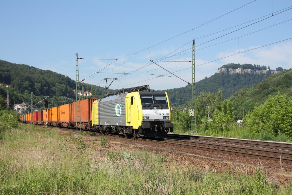 189 203-3 durchfhrt mit einem Containerzug in Richtung Bad Schandau den Ort Knigstein mit seiner Festung. Fotografiert am 31.05.2011. 