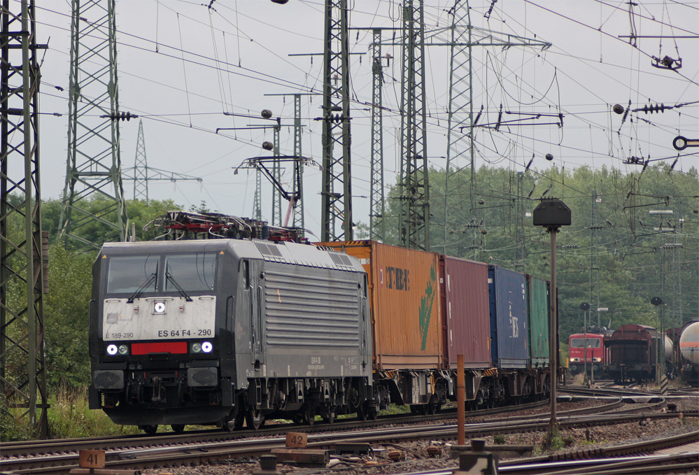 189 290 mit einem Gterzug bei der Durchfahrt in Kln Gremberg, 5.8.10