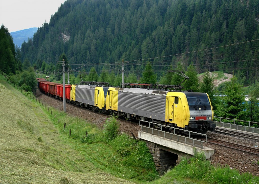 189 931 + 189 918 mit einem leeren Schrottzug aus Italien am 26.06.2010 unterwegs bei Wolf am Brenner.