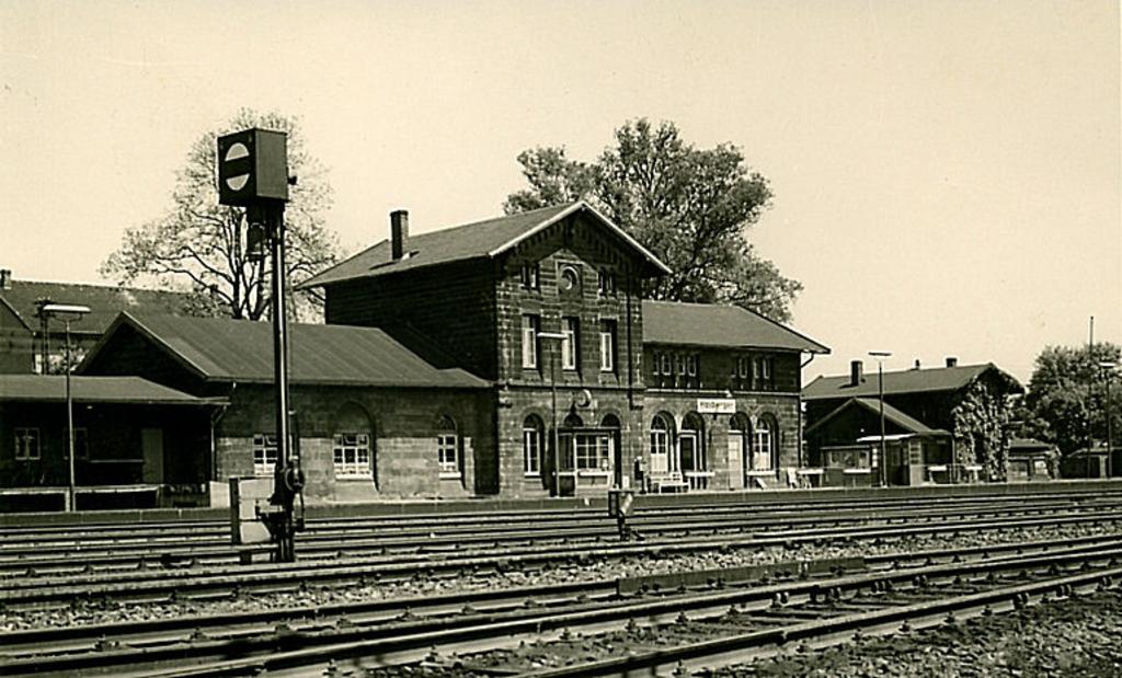 1960 sah der Bahnhof in Hasbergen an der Rollbahn so aus!
Bahnsteigsperre und Fahrkartenhuschen gehrten seinerzeit noch
zu den blichen Einrichtungen der Bahn. Fr das Betreten des Bahnsteigs
musste man eigens eine Bahnsteigkarte lsen! 
Rund 100 Bahnbedienstete waren damals in diesem Bahnhof und den dazugehrden 
Nebengebuden wie den Stellwerken und der Gterabfertigung ttig!