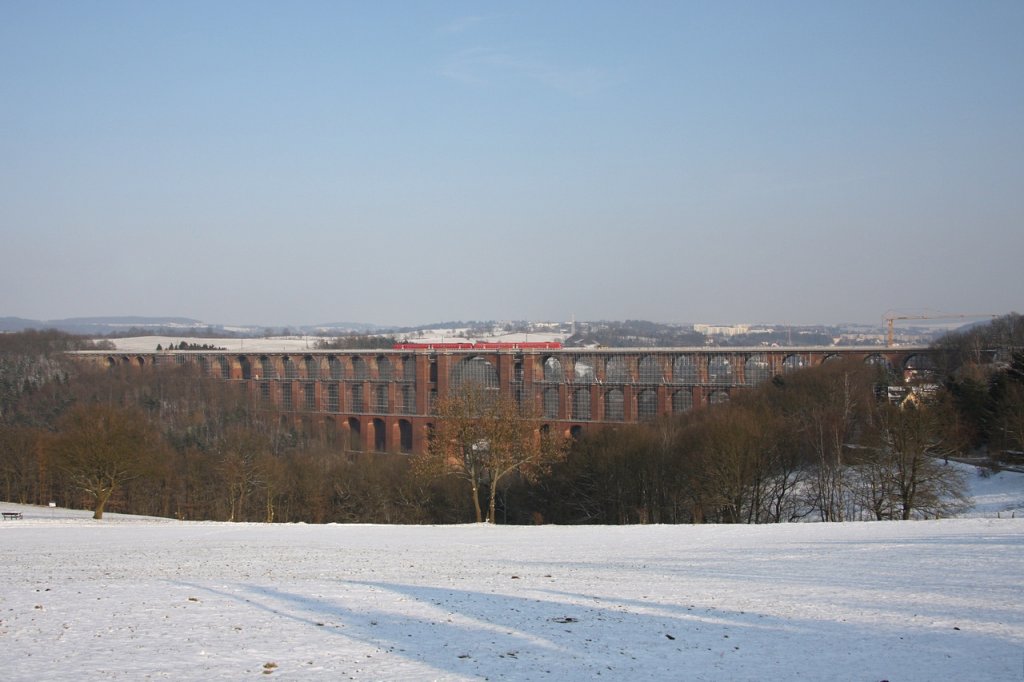 2 612er überqueren am 21.02.2011 als RE3791 die eingerüstete Göltzschtalbrücke bei Netzschkau.