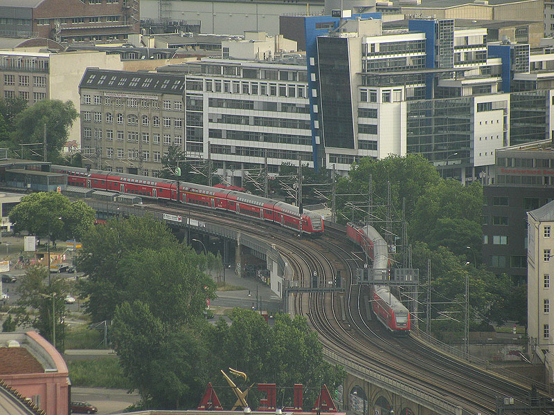 2 Ergnzungzge der Linie RE1 vor dem S-Bahnhof Berlin-Jannowitzbrcke am 2.08.2009