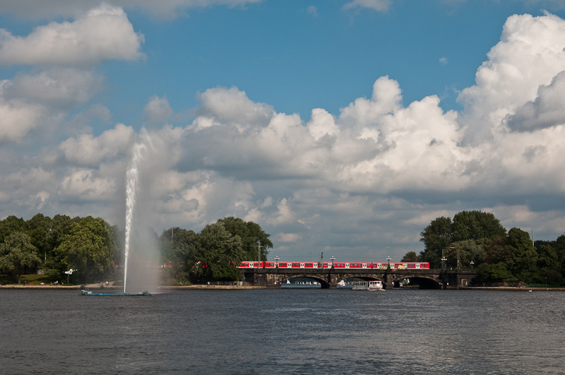 2 Triebzge der S-Bahn Hamburg am 28. August 2011 auf der Lombardsbrcke.