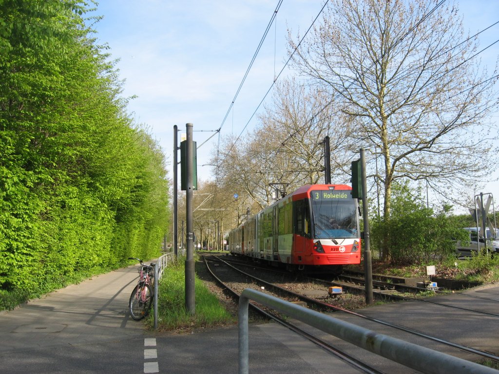 2 unbekannte Wagen vom Typ K5000 haben am 24. April 2010 gerade als Lnie 3 Fahrtrichtung Holweide die Haltestelle  Bocklemnd  verlassen.