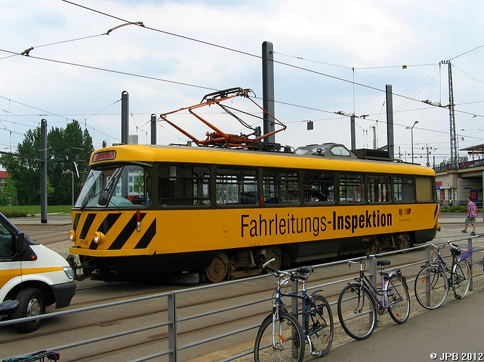 201 122 Fahrleitungs-Inspektion vor dem Hauptbahnhof in Dresden am 29.05.2010