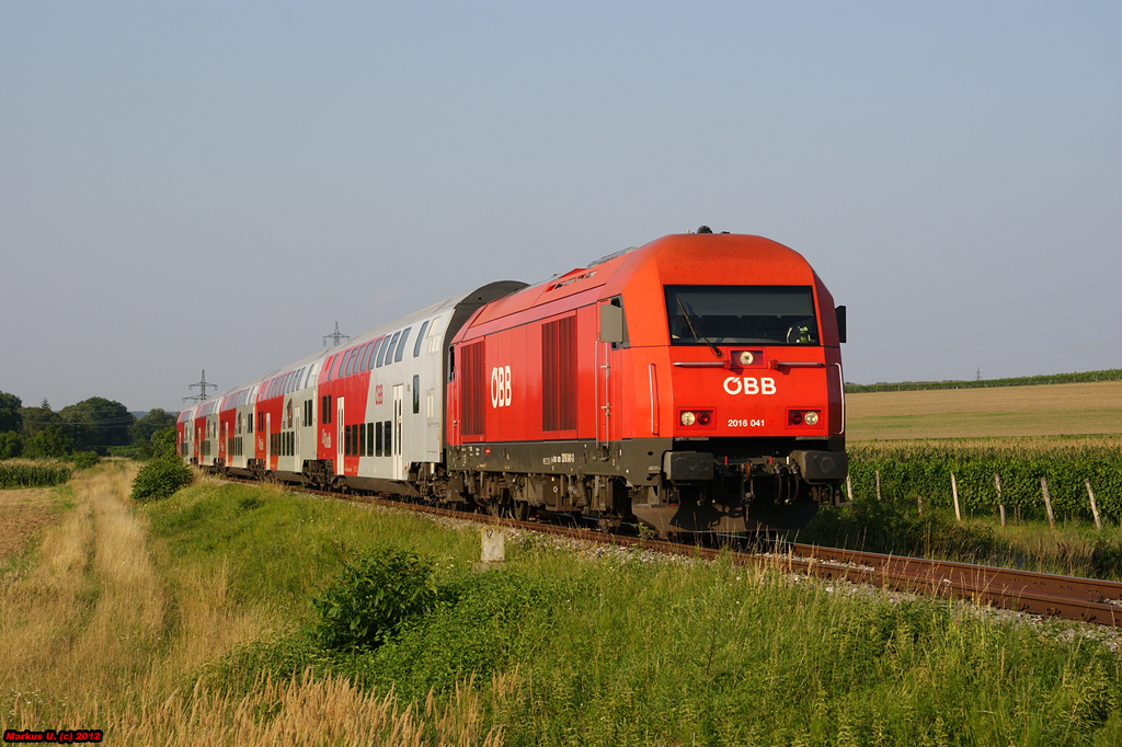 2016 041 am Abend des 27.07.2012 mit REX7757 (Wien Meidling - Neckenmarkt-Horitschon) in den Weingrten bei Unterpetersdorf.