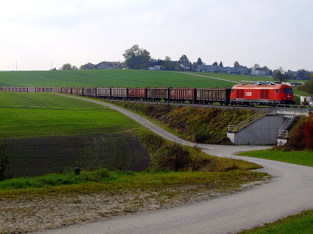 2016 072-8 zieht den Vollrbenzug bestehend aus 18Ea*s(72Ax) kurz vor Peterskirchen Richtung Wels;111028